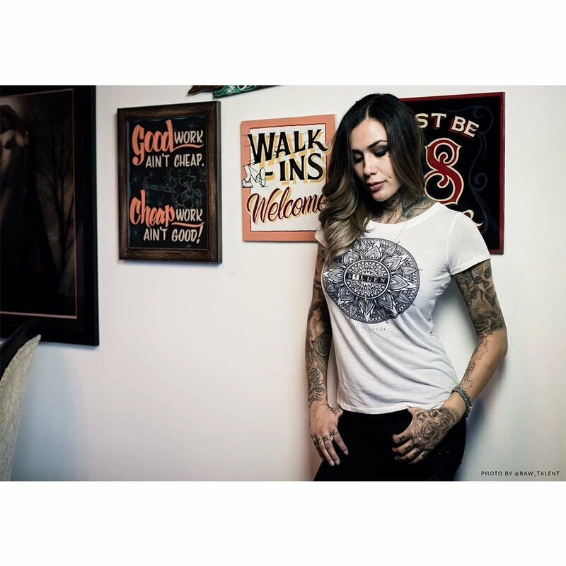 Sullen Clothing T-shirt à Dos Torsadé Pour Femmes - Solstice 5 Sullen Clothing T-shirt à Dos Torsadé Pour Femmes - Solstice – Image 3